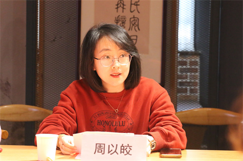 05初中部家委会主任周以皎女士发言.jpg